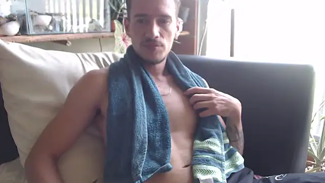 Snapshot of roystonee01 chatting on February 14, 2026, 3:01 pm roystonee01 online show from February 14, 2026, 3:01 pm