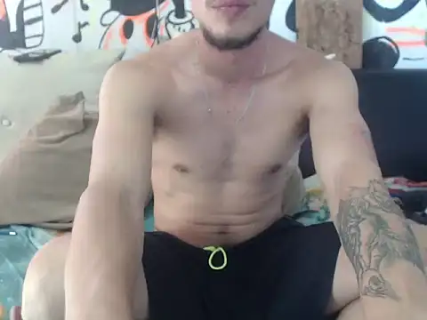 Snapshot of roystonee01 chatting on October 25, 2025, 5:13 pm roystonee01 online show from October 25, 2025, 5:13 pm