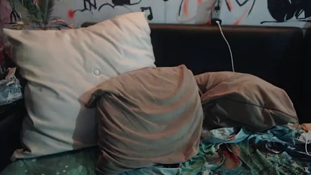 Snapshot of roystonee01 chatting on November 6, 2025, 6:28 am roystonee01 online show from November 6, 2025, 6:28 am