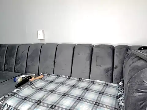 Pearl 00 online show from October 13, 2025, 7:48 pm