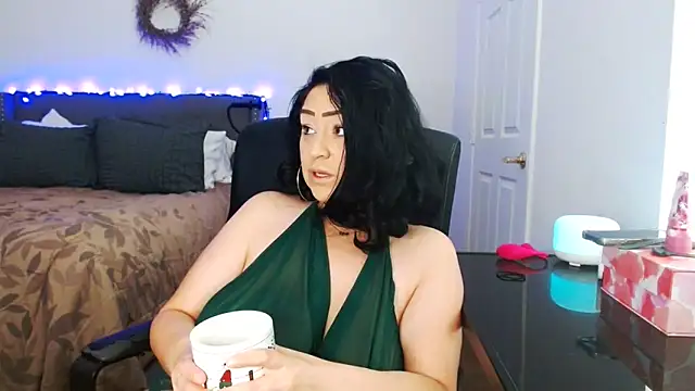 AlyssiaAmoreXO online show from May 25, 2026, 9:13 pm