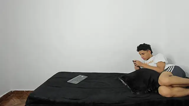 Snapshot of evanscollins chatting on December 27, 2024, 11:42 pm evanscollins online show from December 27, 2024, 11:42 pm