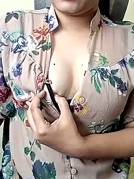 Snapshot of Indianhyna chatting on October 13, 2025, 6:59 am Indianhyna online show from October 13, 2025, 6:59 am