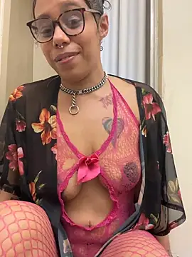 Snapshot of Princess_Desirae chatting on April 15, 2026, 3:23 am Princess Desirae online show from April 15, 2026, 3:23 am