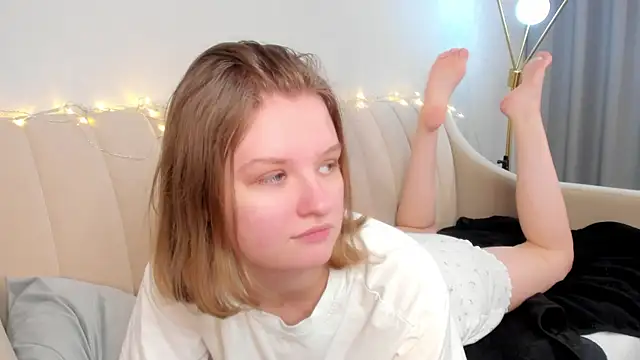 Snapshot of LilianSwall chatting on September 30, 2025, 12:33 pm LilianSwall online show from September 30, 2025, 12:33 pm