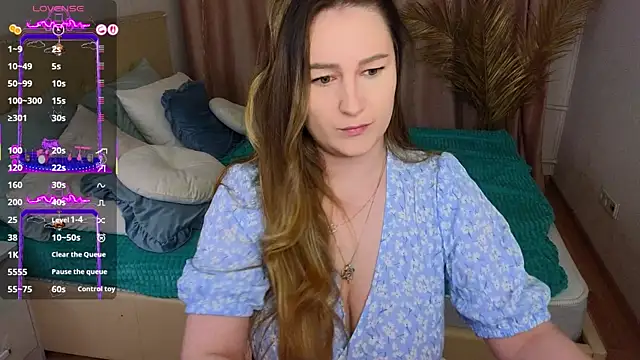 Emma B1uem online show from October 8, 2025, 9:15 pm