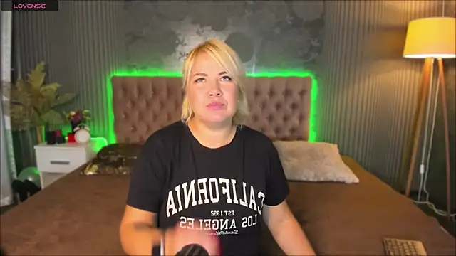 CurlyDreams online show from September 24, 2025, 12:00 pm