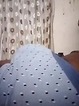 hugecrksam online show from February 5, 2026, 7:10 pm