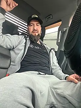 Snapshot of Beardedtattood chatting on April 15, 2026, 1:37 pm Beardedtattood online show from April 15, 2026, 1:37 pm