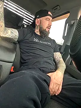 Snapshot of Beardedtattood chatting on April 13, 2026, 1:37 pm Beardedtattood online show from April 13, 2026, 1:37 pm