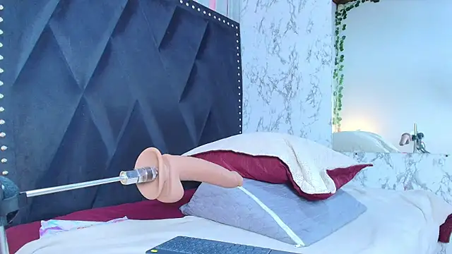 Naia x online show from April 8, 2026, 7:59 pm