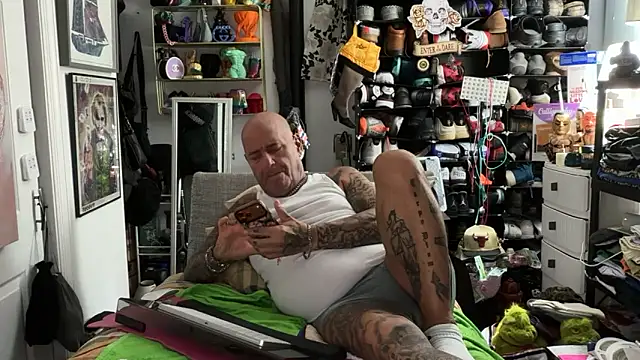 joeytatts66 online show from May 22, 2026, 1:03 am