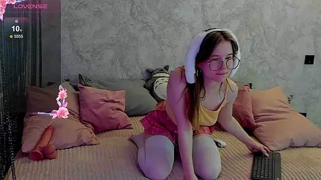 Hibisceae online show from November 28, 2025, 6:19 pm