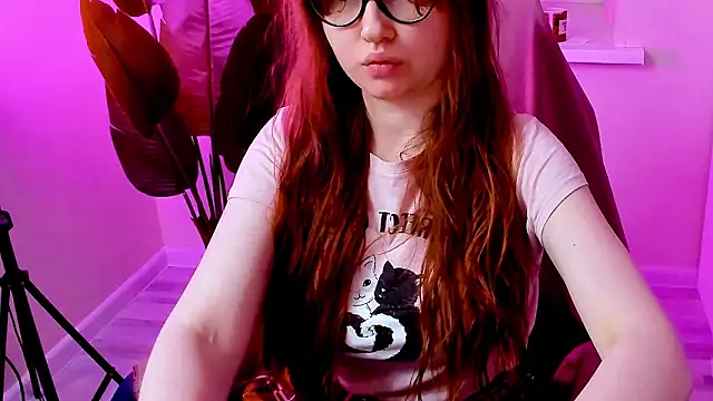 Snapshot of CarolGiggly chatting on February 8, 2026, 11:57 pm CarolGiggly online show from February 8, 2026, 11:57 pm