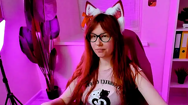 Snapshot of CarolGiggly chatting on February 16, 2026, 12:20 am CarolGiggly online show from February 16, 2026, 12:20 am