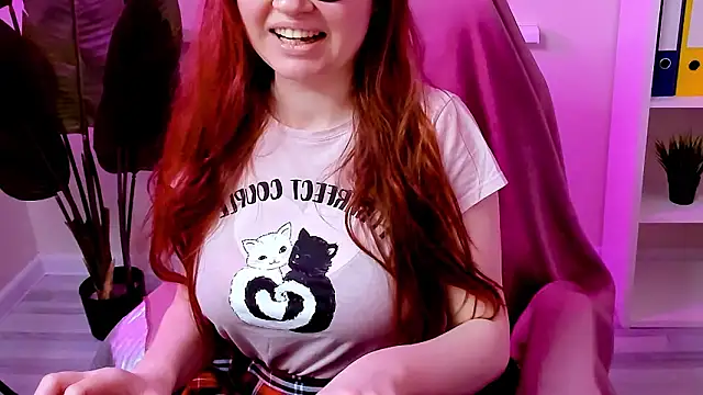 Snapshot of CarolGiggly chatting on February 7, 2026, 8:55 am CarolGiggly online show from February 7, 2026, 8:55 am