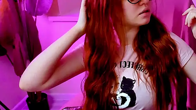 Snapshot of CarolGiggly chatting on February 6, 2026, 7:15 am CarolGiggly online show from February 6, 2026, 7:15 am