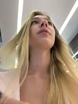 Lia  Love online show from November 9, 2025, 2:10 pm