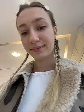 Lia  Love online show from November 4, 2025, 11:14 am