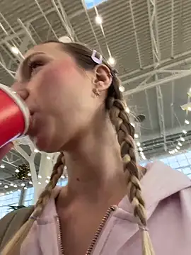 Lia  Love online show from November 14, 2025, 12:09 pm