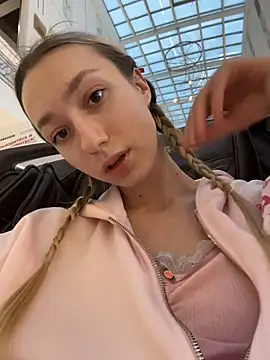 Lia  Love online show from November 20, 2025, 12:06 pm