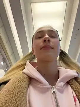 Lia  Love online show from November 12, 2025, 11:58 am