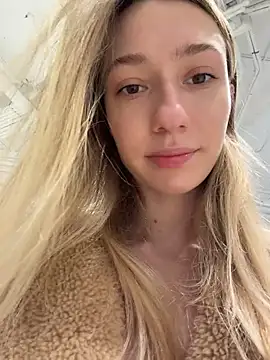 Lia  Love online show from December 22, 2025, 1:22 pm