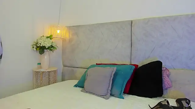 naomiii   online show from November 15, 2025, 11:47 am