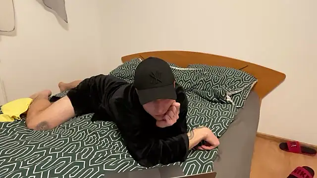 Snapshot of Antik chatting on February 12, 2025, 11:30 pm Antik online show from February 12, 2025, 11:30 pm