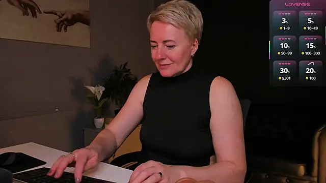 Nika Smit online show from April 17, 2026, 8:39 am