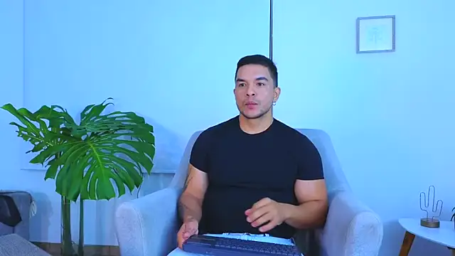 Snapshot of estebandelouis chatting on June 10, 2026, 11:33 am estebandelouis online show from June 10, 2026, 11:33 am