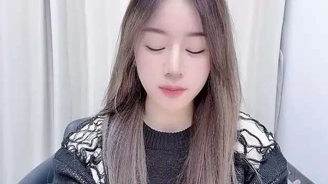 chloe-01 online show from December 7, 2024, 12:29 pm