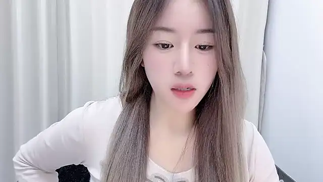 chloe-01 online show from December 6, 2024, 12:22 pm