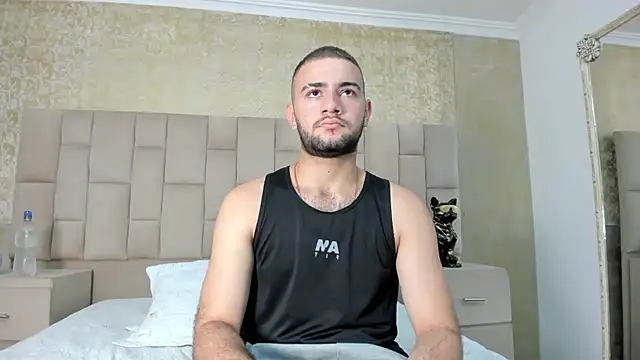 MaximusDick1  online show from October 26, 2025, 4:24 am