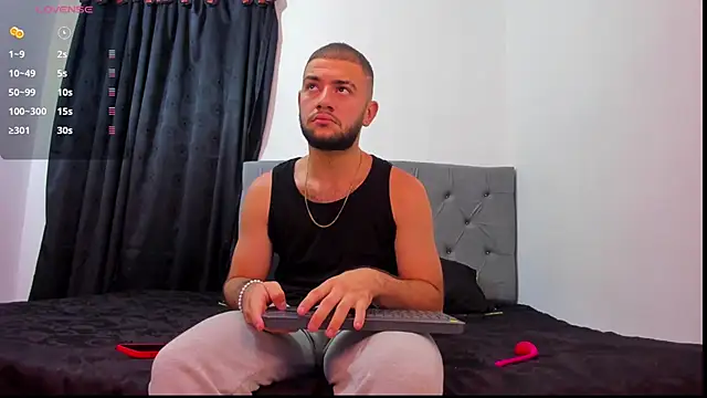 MaximusDick1  online show from December 3, 2025, 4:13 am