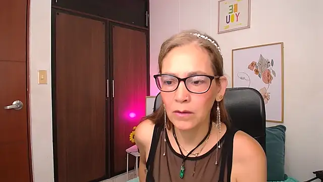 Snapshot of NanitaFun chatting on December 6, 2024, 12:22 pm NanitaFun online show from December 6, 2024, 12:22 pm