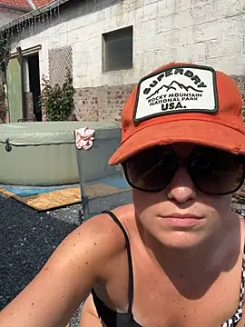 carlaaa online show from June 25, 2026, 2:33 pm