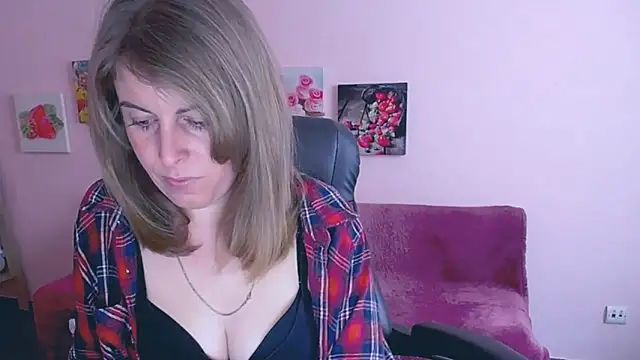 Hot Milady online show from March 18, 2025, 8:06 am