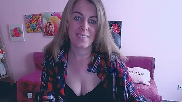 Hot Milady online show from March 3, 2025, 8:19 am