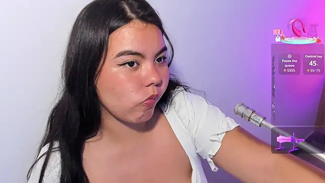 klhoe boobs online show from August 4, 2026, 8:57 pm