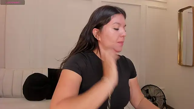 ValeriaRoldanX online show from June 20, 2026, 11:37 am