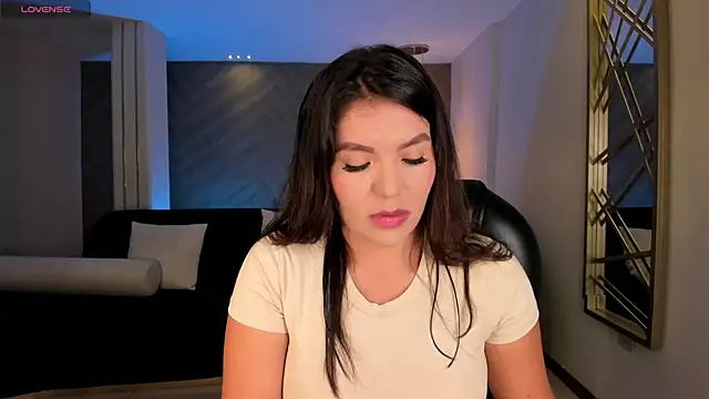 ValeriaRoldanX online show from April 6, 2026, 10:38 am