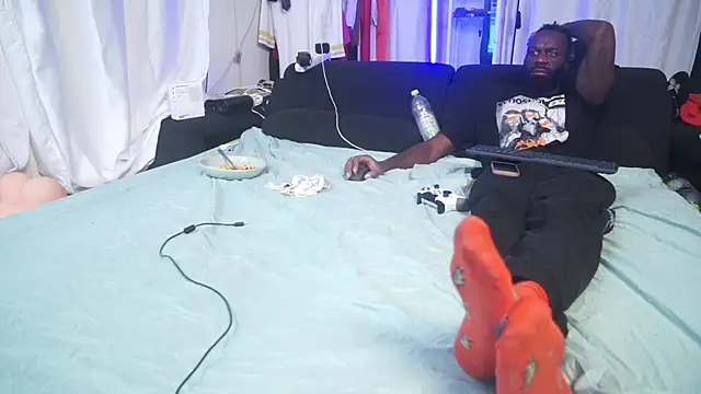 MacTroy online show from November 5, 2025, 6:22 pm