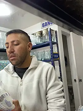 Snapshot of JuanZapata33 chatting on February 11, 2026, 3:45 pm JuanZapata33 online show from February 11, 2026, 3:45 pm