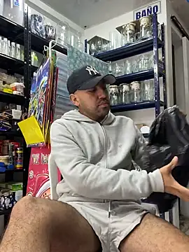 Snapshot of JuanZapata33 chatting on February 17, 2026, 5:43 pm JuanZapata33 online show from February 17, 2026, 5:43 pm