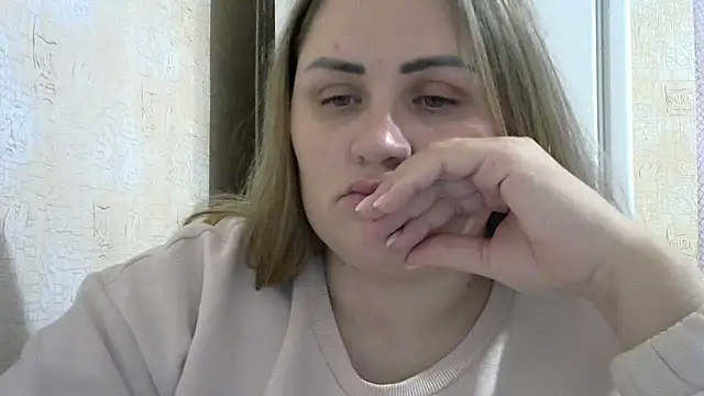 Snapshot of Honeydew-Waves chatting on December 10, 2024, 6:44 am Honeydew-Waves online show from December 10, 2024, 6:44 am