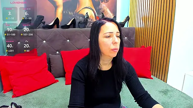 LauraSin online show from February 12, 2026, 5:18 am