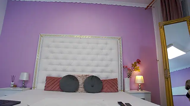 Lenna Paul online show from January 14, 2026, 5:11 am