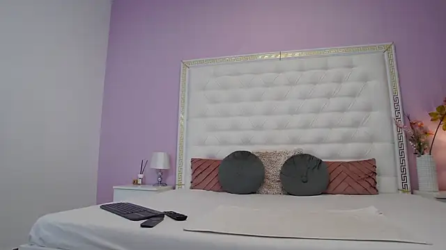 Lenna Paul online show from December 5, 2025, 4:55 am