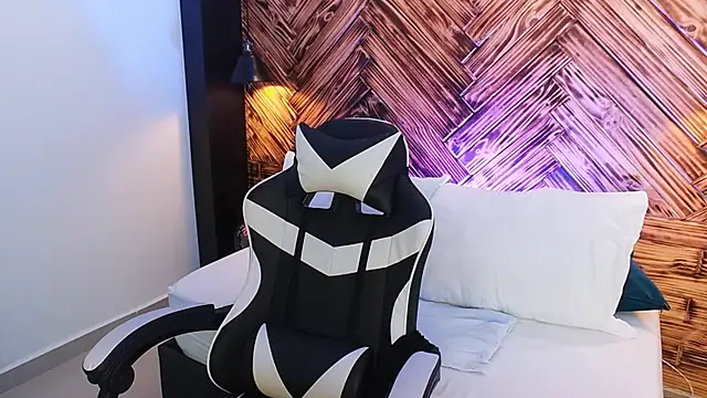 emma collson online show from November 22, 2025, 12:10 am